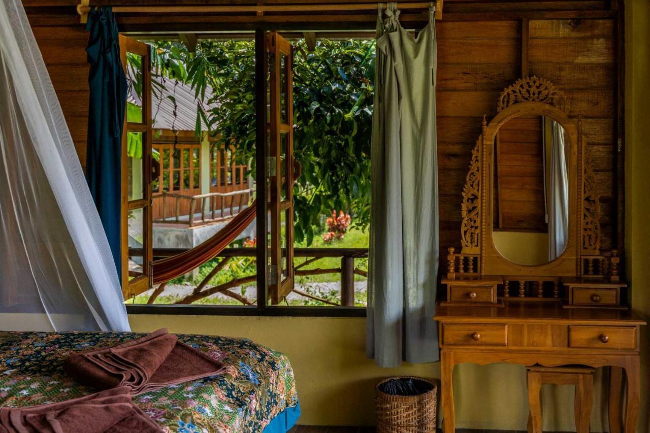 Monkey Mansion - Jungalows & Tours Khao Sok National Park Ngoại thất bức ảnh